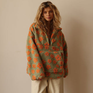 Pull quart de zip en polaire vert olive à fleurs orange, fermeture éclair demi-hauteur.