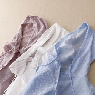 Veste à capuche en lin blanc et bleu clair, manches longues boutonnées