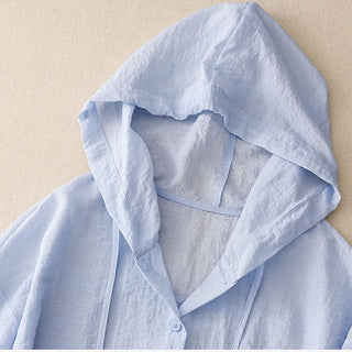 Veste à capuche en lin bleu clair, gros plan capuche et col boutonné