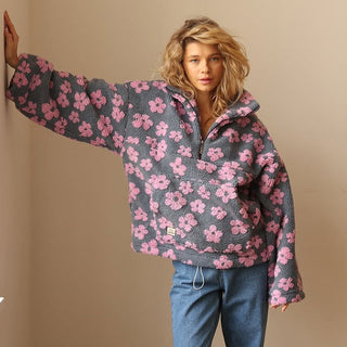 Pull quart de zip en polaire anthracite à fleurs roses, fermeture zippée demi-hauteur.