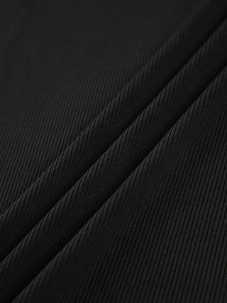 Détail maille côtelée noire, texture en relief et lignes fines