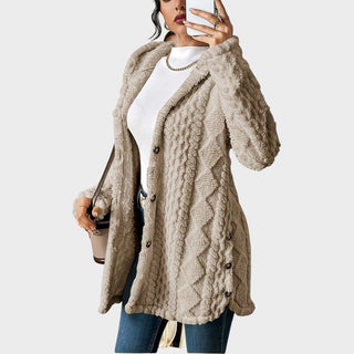 Cardigan femme beige clair en tissu bouclé à capuche, boutons visibles sur le devant