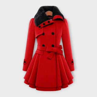 Manteau élégant rouge, col en fourrure, boutons noirs et ceinture nouée