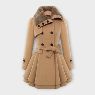 Manteau élégant camel, col en fourrure et patte sombre boutonnée, coupe évasée