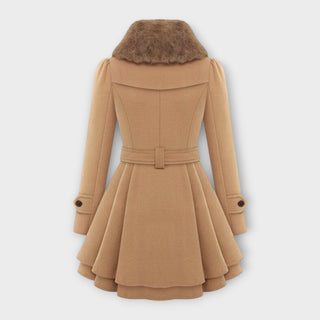 Manteau élégant camel, vue dos, col en fourrure et ceinture nouée
