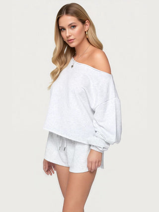 Ensemble femme gris clair : haut off-épaule manches longues amples et short assorti
