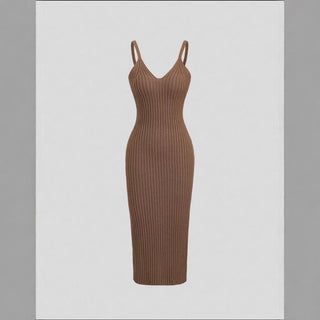 Robe midi marron côtelée à bretelles fines, en maille nervurée.