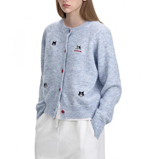 Cardigan mohair bleu clair avec boutons rouges et broderies de chats, manches longues