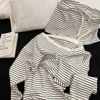 Ensemble pyjama rayé coton noir et blanc : haut off-shoulder à manches longues, short à cordon
