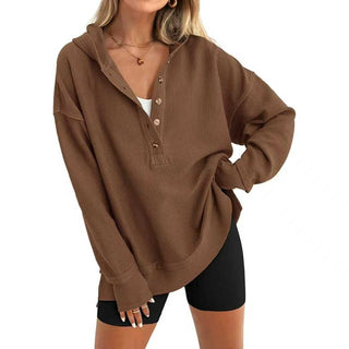 Haut oversize Henley à capuche côtelé marron, patte de boutons au col