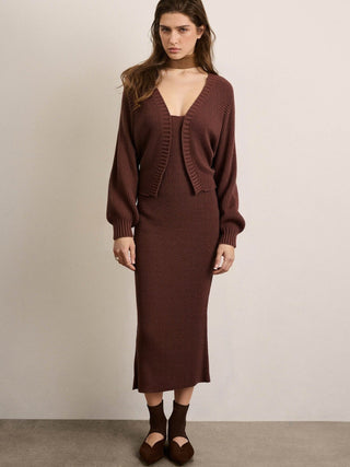 Ensemble robe midi en tricot marron avec cardigan court et encolure V