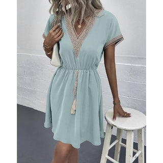 Robe d'été à décolleté en V et bord en crochet – Robe courte à manches courtes avec ceinture à la taille