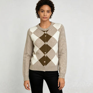Gilet en tricot à motif losanges beige, col rond côtelé et rangée de boutons