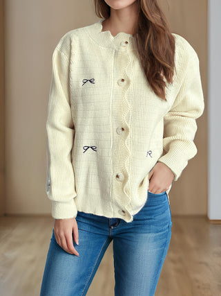 Cardigan en maille épaisse blanc cassé à boutons et motifs nœud sur le devant