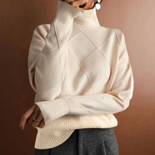Pull col roulé crème, maille côtelée et motifs losanges en relief sur le buste