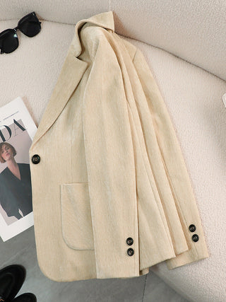 Blazer femme en laine beige, bouton unique, revers notch, poches à rabat, col ouvert