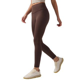 Leggings de yoga taille haute marron, tissu extensible opaque.