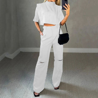 Ensemble haut court boutonné blanc et pantalon taille haute blanc, poches et ouvertures aux genoux
