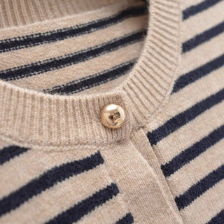 Cardigan beige à rayures bleu marine, encolure côtelée et bouton doré