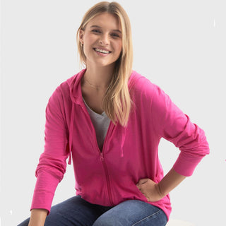 Veste à capuche zippée rose fuchsia, vue de face avec capuche et poche kangourou.