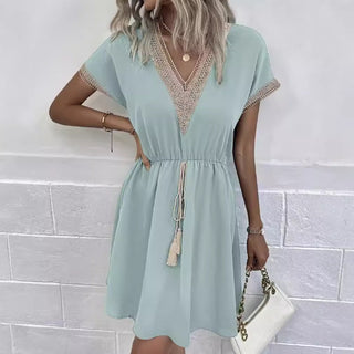 Robe d'été à décolleté en V et bord en crochet – Robe courte à manches courtes avec ceinture à la taille