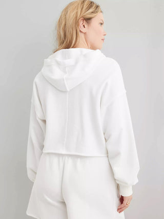 Hoodie court blanc pour femme, capuche et couture arrière, manches longues.