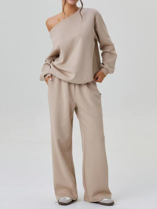 Ensemble détente beige pour femme : sweat off-shoulder et pantalon large en molleton