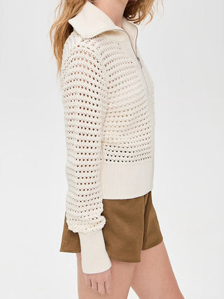 Cardigan zippé blanc cassé en tricot ajouré, manche longue, poche plaquée.