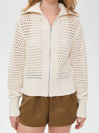 Cardigan zippé blanc cassé en tricot ajouré, col haut et poches latérales.