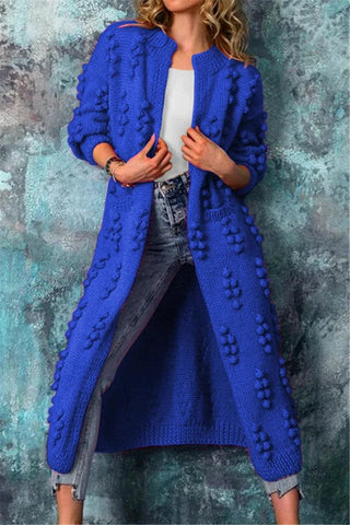 Cardigan long ouvert en tricot texturé bleu, motifs en relief sur l’avant, manches 3/4