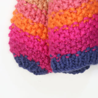 Détail cardigan tricot épais rayé multicolore : bord côtelé et maille texturée