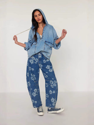 Veste en jean oversize bleu à capuche, manches retroussées et poche kangourou