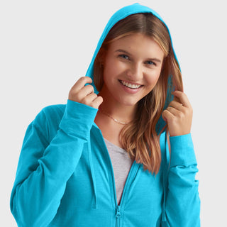 Veste à capuche zippée bleu turquoise, capuche relevée et cordon de serrage visible.