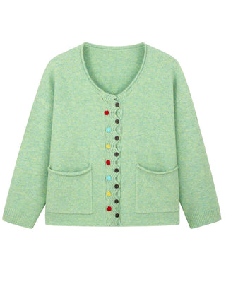 Cardigan vert manches longues, encolure en V, boutonnage avec boutons colorés, poches