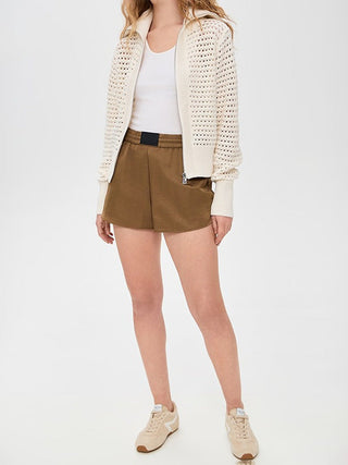 Cardigan zippé blanc cassé en tricot ajouré, fermeture éclair, manches longues.