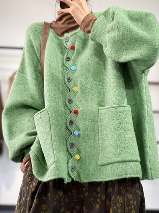 Cardigan vert en laine douce, encolure en V, boutons multicolores, poches plaquées