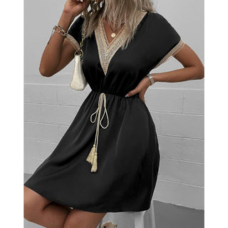 Robe d'été à décolleté en V et bord en crochet – Robe courte à manches courtes avec ceinture à la taille