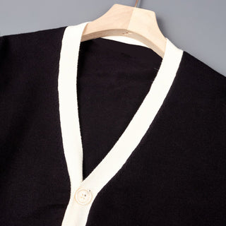 Cardigan noir à col V contrasté, gros bouton beige et liseré blanc