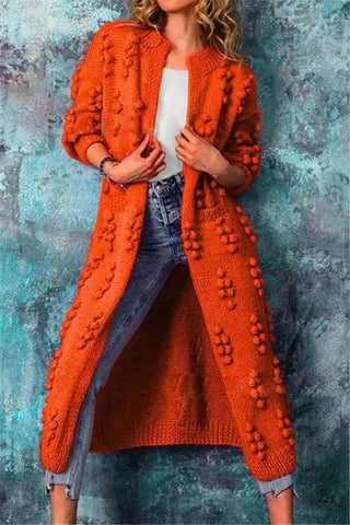 Cardigan long ouvert en tricot texturé orange, motifs en relief sur l’avant, manches 3/4