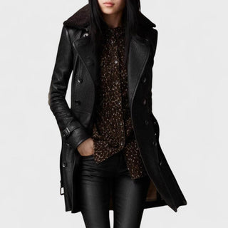 Manteau long en cuir noir, col large, boutonnage croisé, poches à rabat.