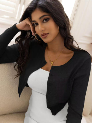 Gilet cardigan noir à boutons pour femme, col châle, maille douce manches longues.