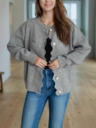 Cardigan en maille épaisse gris à boutons, motifs nœud et patte boutonnée