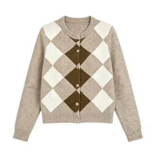 Gilet court en tricot à losanges beige et écru, boutons devant, bas côtelé