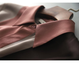 Chemise Aurelia en satin : gros plan patte de boutonnage rose avec détails de plis