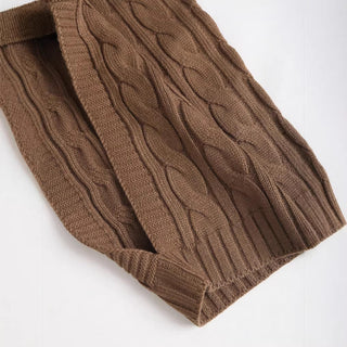 Maille marron à torsades et texture côtelée, détail du tricot.