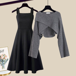 Ensemble robe sans manches noire et cardigan court gris, superposition en V au devant