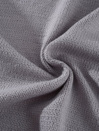 Maille tricotée grise du cardigan, gros plan du tissu et des plis