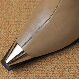 Bout pointu métallisé sur botte beige clair, talon bloc, finition brillante.