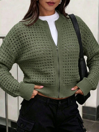 Cardigan court en crochet vert avec zip central, manches longues, col montant côtelé