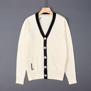 Cardigan crème à col V contrasté, fermeture boutonnée et poches plaquées